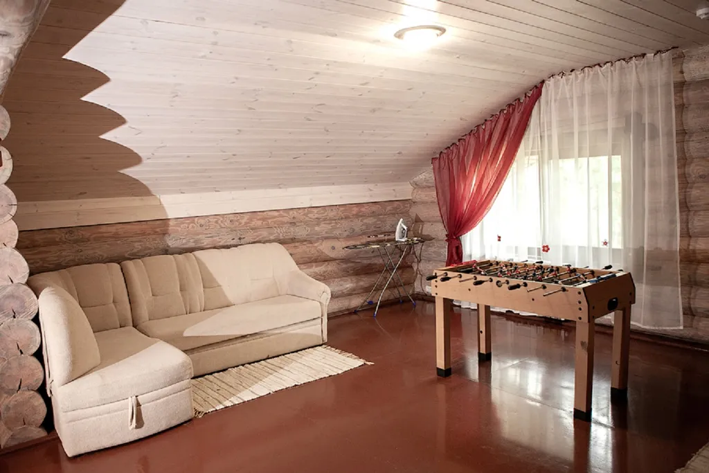 Деревянный дом у озера с сауной и бильярдом