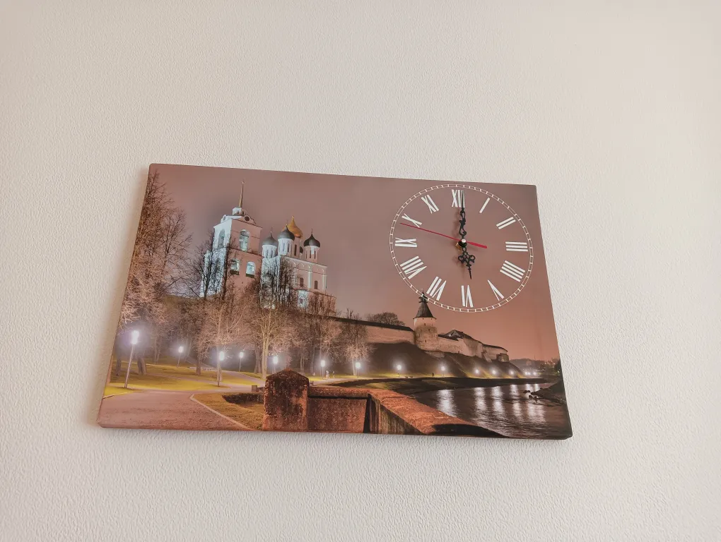 Квартира с видом из окна на покровскую башню и реку великую