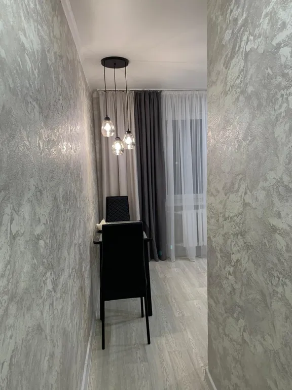 Романтическое свидание в уютной квартире возле набережной