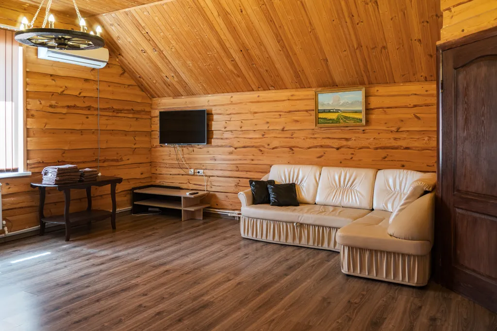 Дом с горкой в бассейне