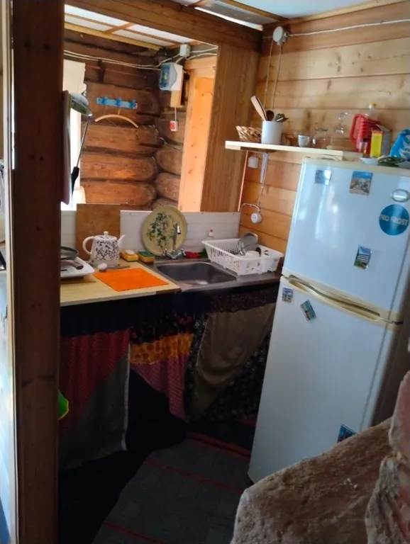 Деревенский домик на берегу озера