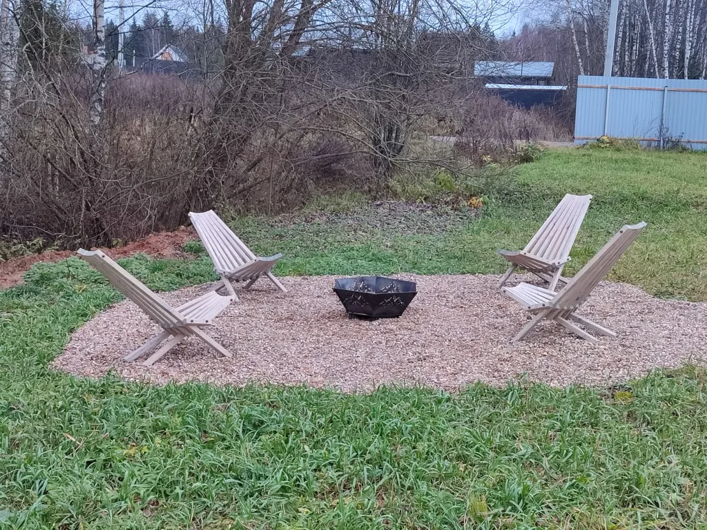 Уютный дом в окружении леса