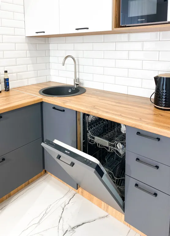 Квартира Квартира Жк альпийский квартал, рядом жд, 3 этаж диван с балконом, вид во двор — Сочи