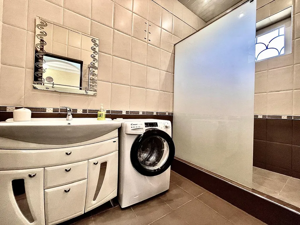 Огромный дом для большой семьи Лоза винограда