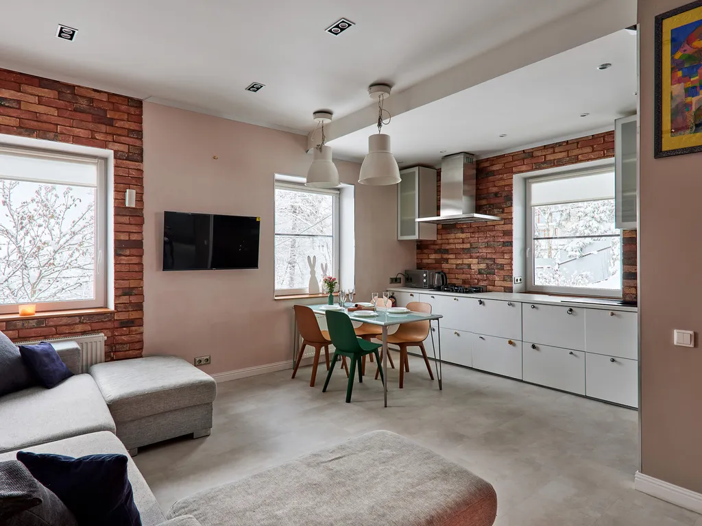 Красивый коттедж у озера для семьи в 20 минутах от города