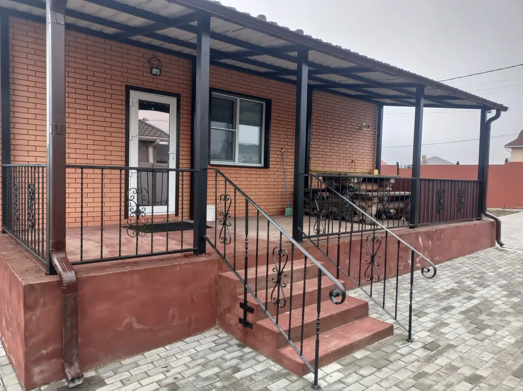 Трёхкомнатный новый коттедж в черте города с бассейном