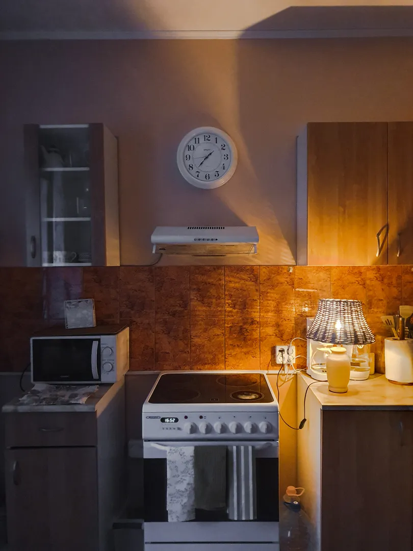 Кухня - электроплита микроволновая печь, кофеварка, электрочайник, тостер. 