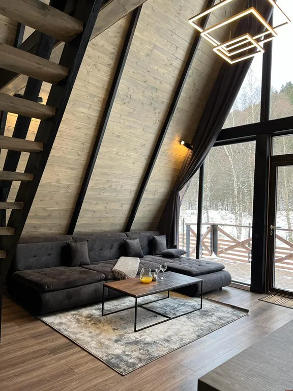 Треугольный дом у реки River House