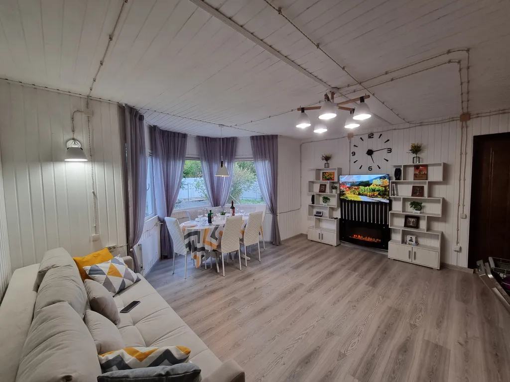 Коттедж Уютный загородный дом с большой гостиной — Стеклянный