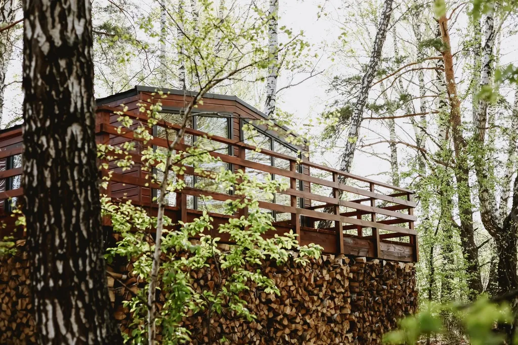 Уютный домик на берегу реки