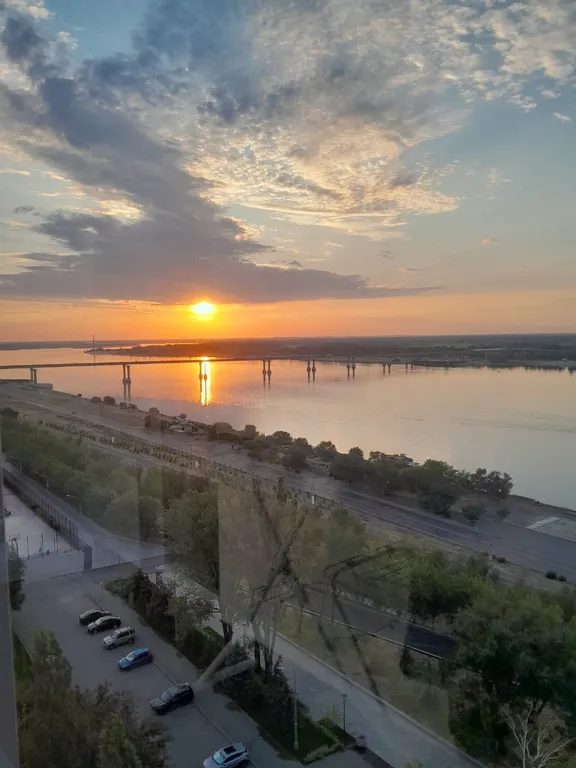 Жизнь с видом реку: огромная лоджия с панорамным остеклением в пол!