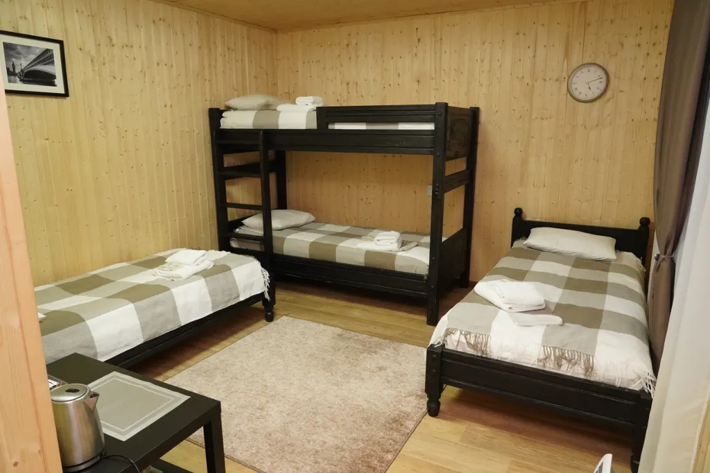 Домик в сосновом бору с видом на горы и лес