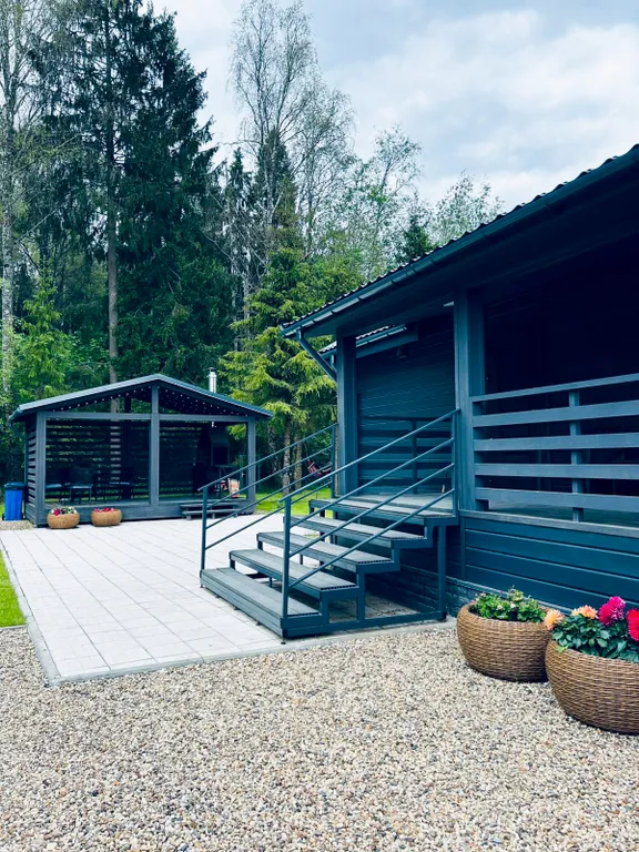 Дом в лесу у озера