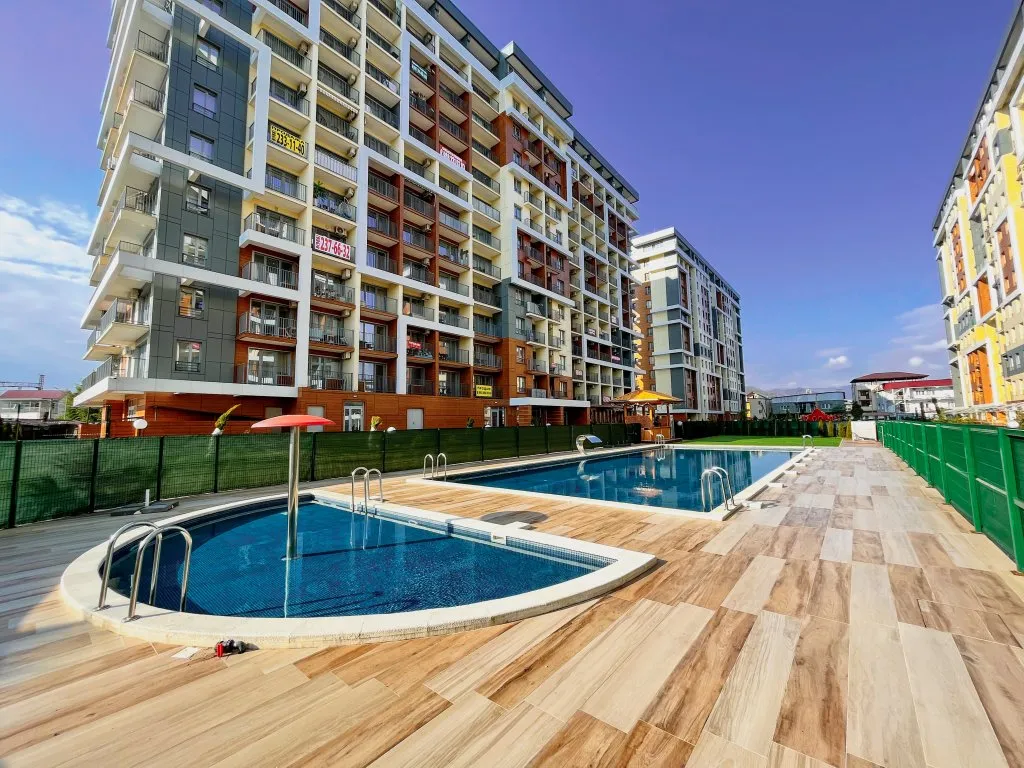 Студия с завораживающим видом и летним бассейном