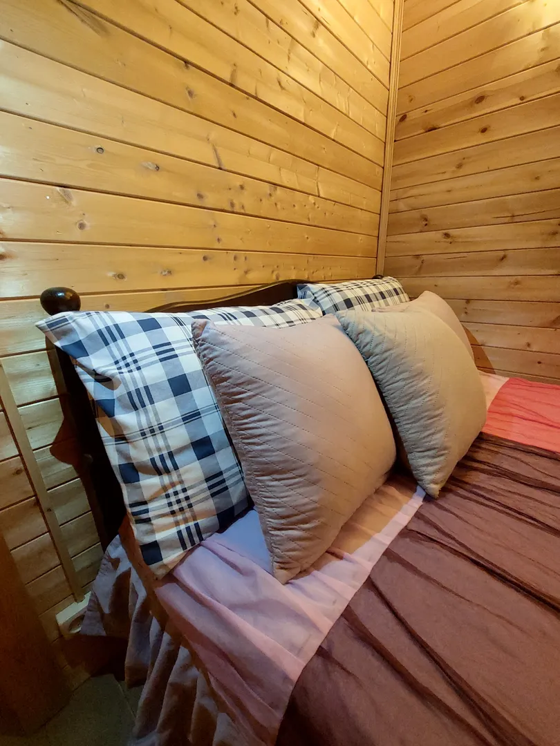 Удобная двухспальная кровать 140 см с качественным постельным бельём 