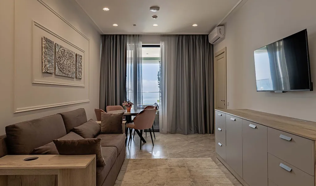 Делюкс с выходом к бассейну и террасой