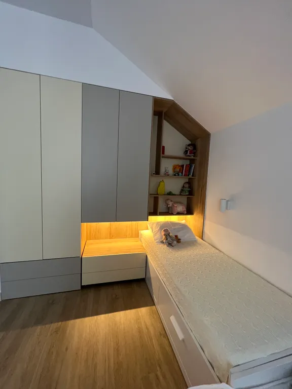 Просторный дом с камином в сосновом лесу