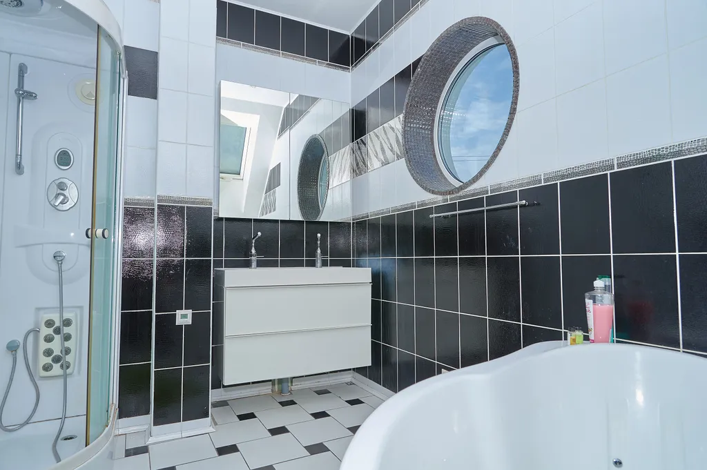 Уютный коттедж с 4-ми спальнями, баней и бильярдом у озера