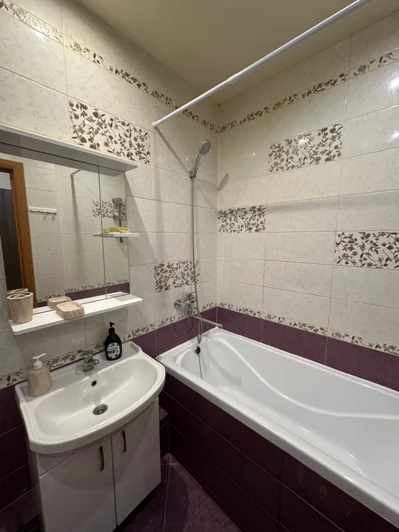 Студия - диван, стиралка холодильник, микроволновка