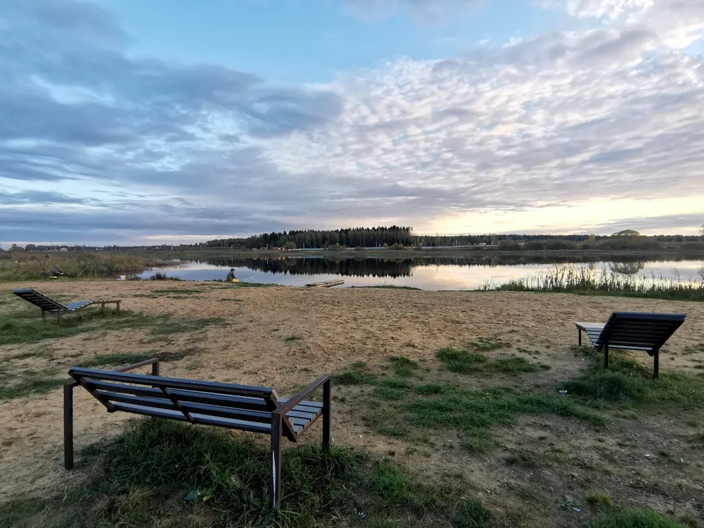 Панорамный дом в окружении леса на берегу водохранилища