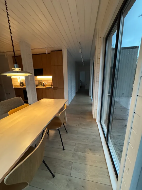 Дом в лесу рядом с озером