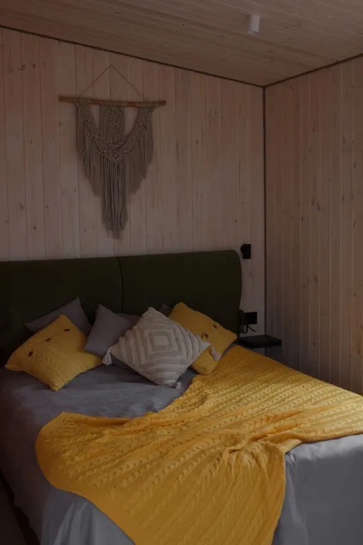 Уютный домик на берегу реки