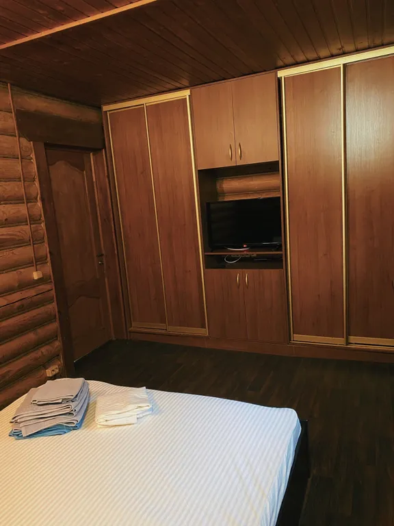 Дом в сосновом бору на берегу реки