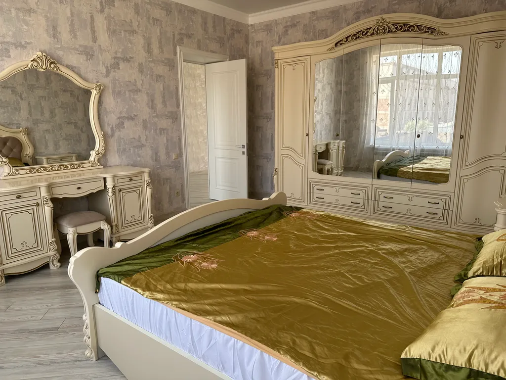 Большой красивый дом у моря