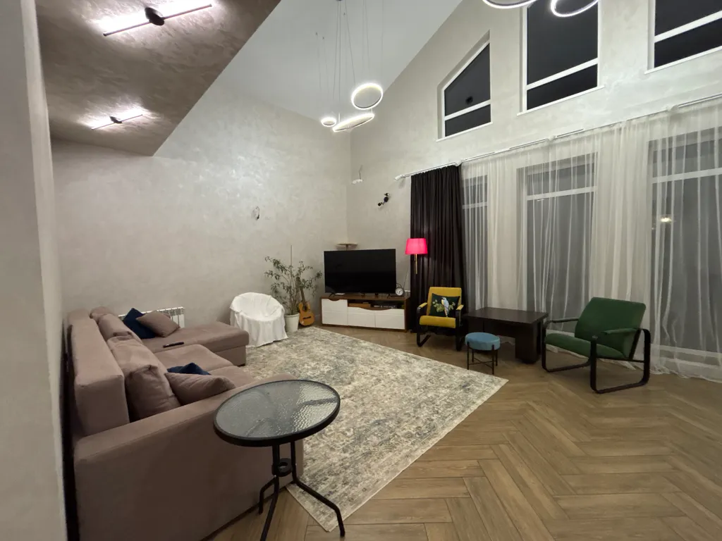 Живая ёлка! Новый дом с 4 спальнями, гостиная 80м