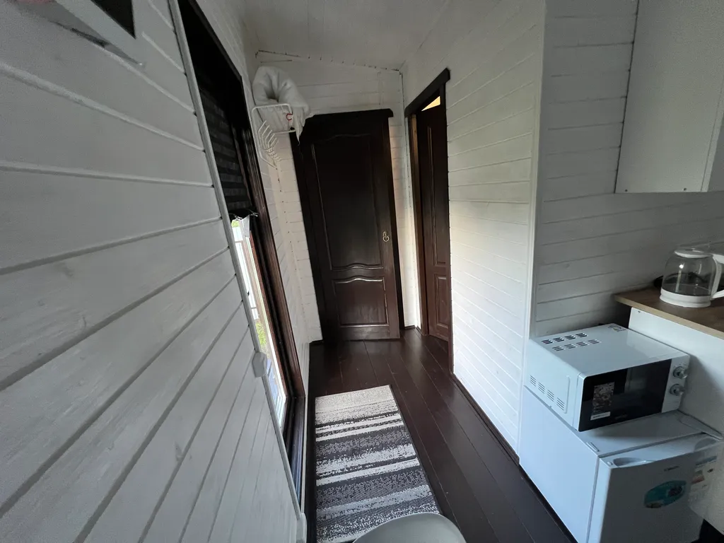 Новый домик на берегу реки с собственным прудом