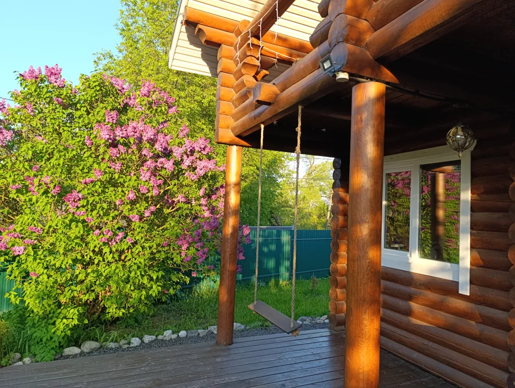 Уютный бревенчатый дом Life veranda на берегу пруда с баней на дровах