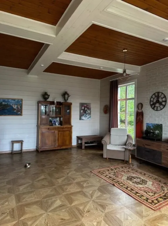 Усадебный дом с видом на реку, берег с мостками и рыбной ловлей