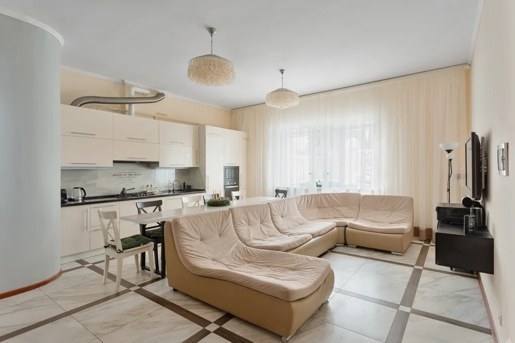 Таун-хаус в современном районе частной застройки