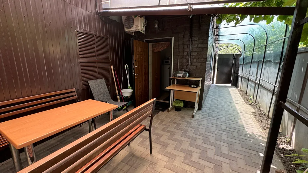 Комфортный дом и двор целиком под ключ без хозяина у моря Комильфо