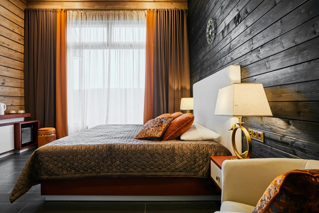 Стандартный номер с кроватью размера king-size и видом на озеро