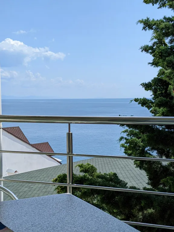 Семейный двухкомнатный номер с видом на море и большим балконом