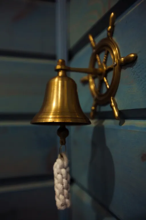 Панорамный коттедж в морском стиле с видом на озеро