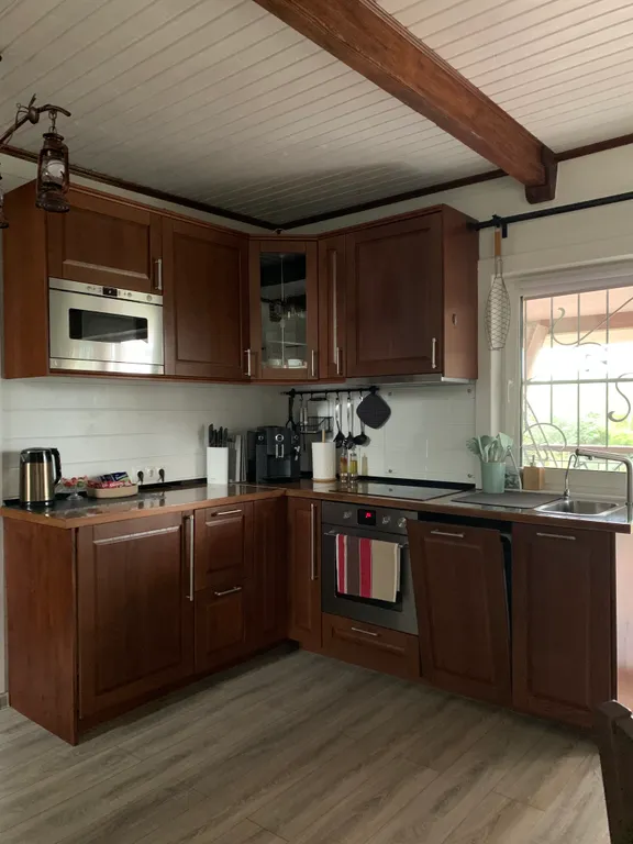 Дом у пруда