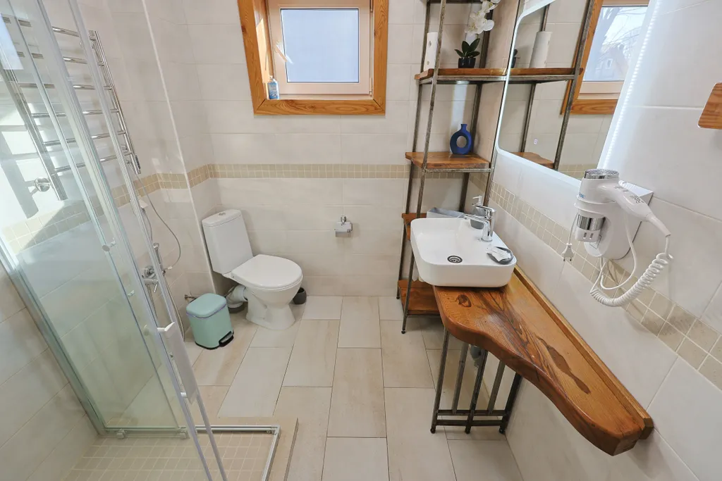 Современный двухэтажный дом из натурального дерева, с большими окнами