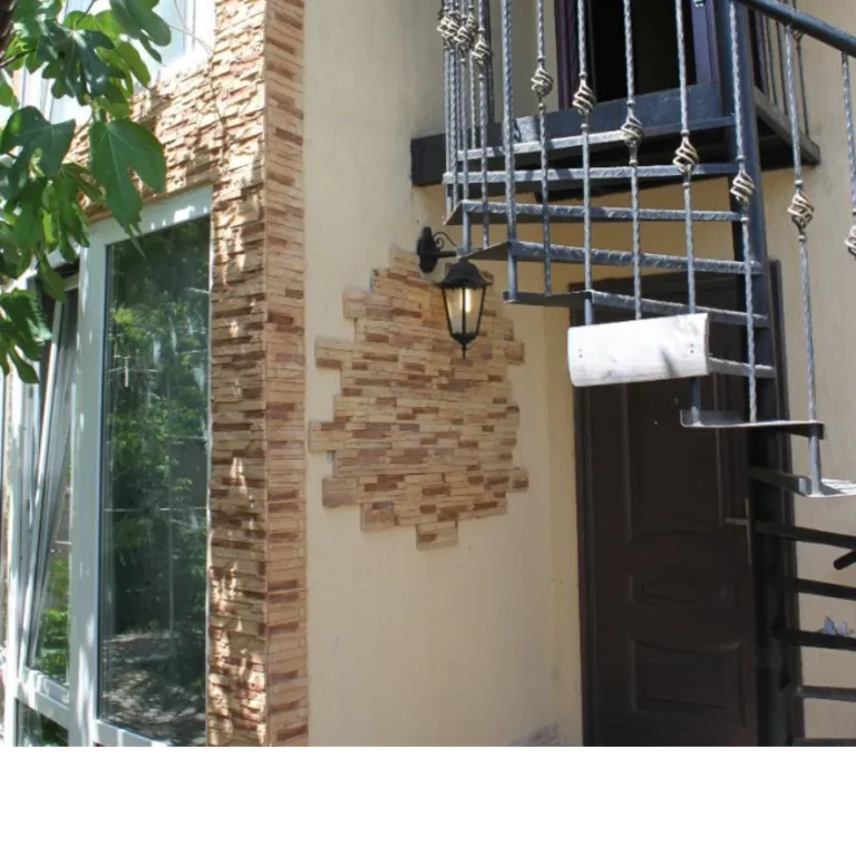 Эконом номер с мансар окнами и своей ванной под ключом напротив номера