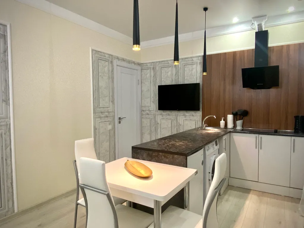 Квартира с огромной круглой ванной и камином