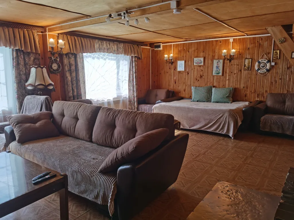 Коттедж Уютный коттедж с камином, баней и детской площадкой с батутом у озера — Завирье