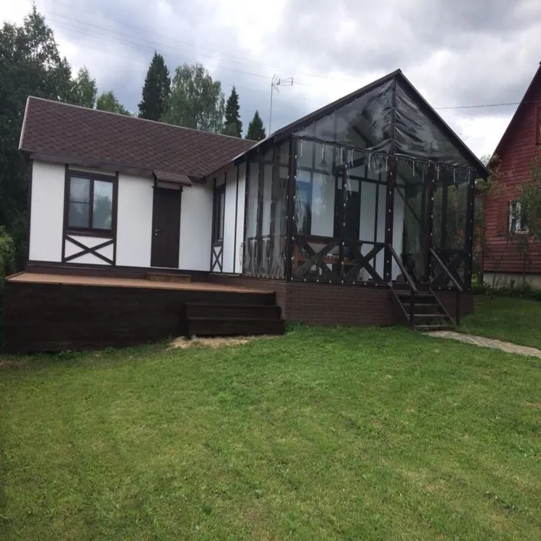 Красивый домик в лесу у реки