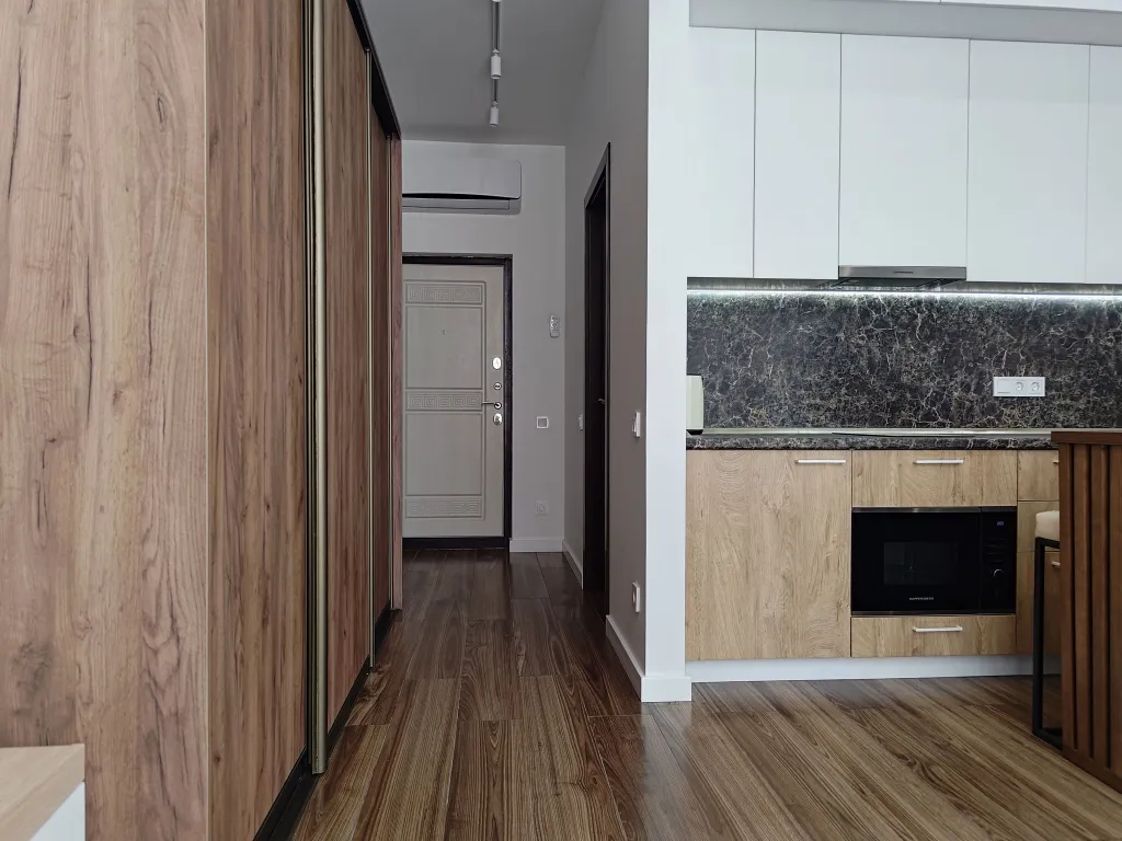 Студия с панорамным окном в окружении леса