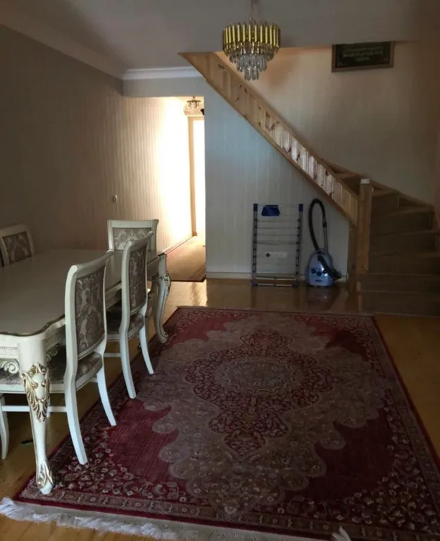 Дом и задний двор