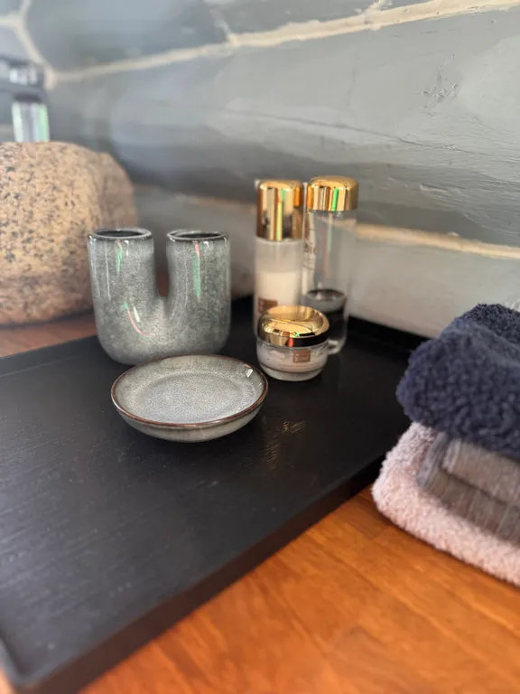 Дом на берегу реки в тихой деревне