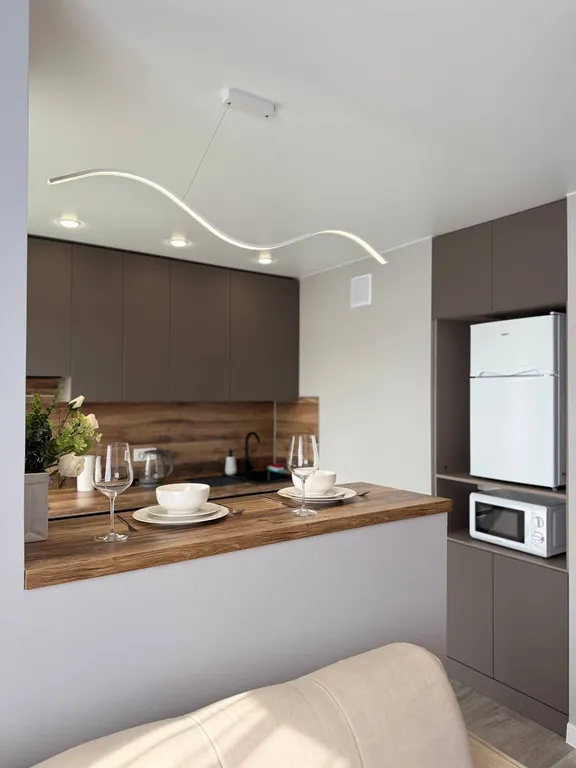 Студия с панорамными окнами и атмосферным видом