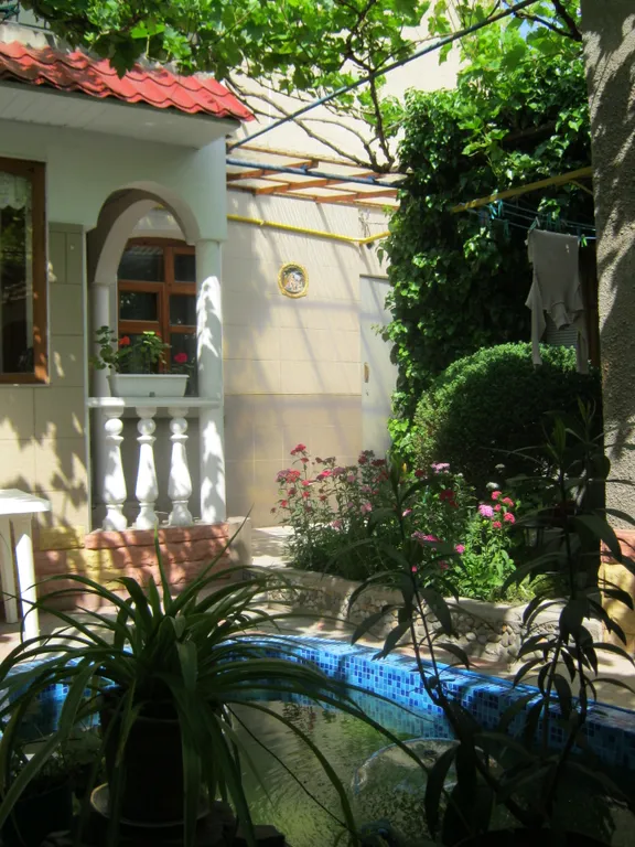 Квартира Жильё в частном доме с видом на бассейн с рыбками — Евпатория