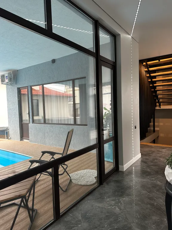 Дом с бассейном