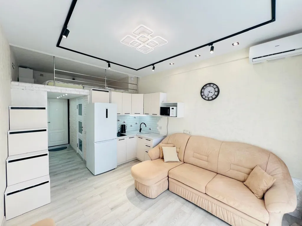 Двухуровневая студия с балконом и видом на бассейн